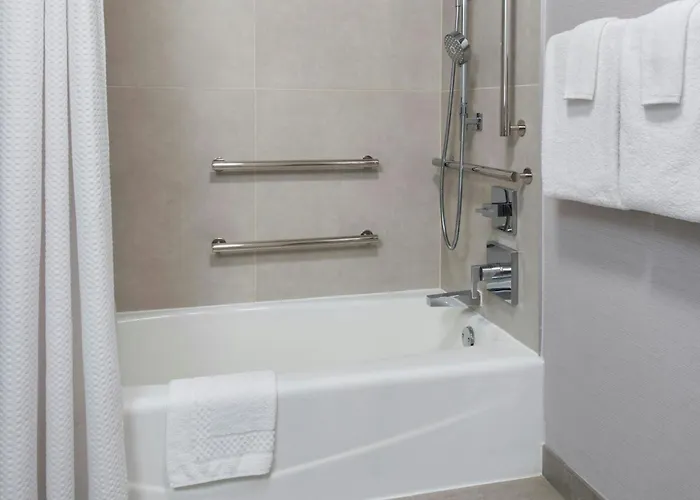 Courtyard By Marriott Mahwah